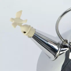 Alessi 9093 Fluitketel Zwart -Ales Woonaccessoires Winkel x886x886 alessi fluitketel detail.jpg.pagespeed.ic .nfIKsird2S