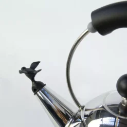 Alessi 9093 Fluitketel Zwart -Ales Woonaccessoires Winkel x886x886 alessi fluitketel zwart detail 3.jpg.pagespeed.ic .GYFlBD2NcC