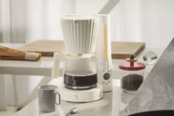 Alessi Plissé Koffiezetapparaat Zwart -Ales Woonaccessoires Winkel x886x886 alessi pliss koffiezetapparaat5.jpg.pagespeed.ic .IQwAzqJwP0 2