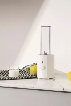 Alessi Plissé Personal Blender Wit -Ales Woonaccessoires Winkel x886x886 alessi pliss personal blender4.jpg.pagespeed.ic .GlY5K9t w