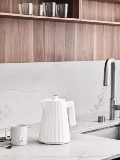 Alessi Plissé Waterkoker 1,7L Rood 18 Alessi Plissé Waterkoker 1,7L Rood -Ales Woonaccessoires Winkel x886x886 alessi pliss waterkoker 1 7l4.jpg.pagespeed.ic .dNPcSiP6Ld