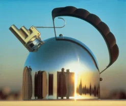 Alessi Sapper Fluitketel -Ales Woonaccessoires Winkel x886x886 alessi sapper fluitketel sfeer 1 1.jpg.pagespeed.ic .P4ETEgr8ve