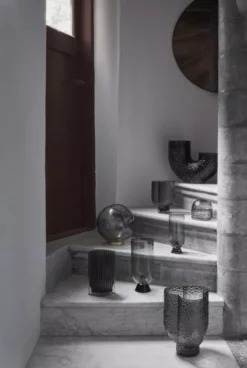 AYTM Folium Vaas Large Zwart -Ales Woonaccessoires Winkel x886x886 aytm folium vaas small8.jpg.pagespeed.ic .bFBLmz2Dua