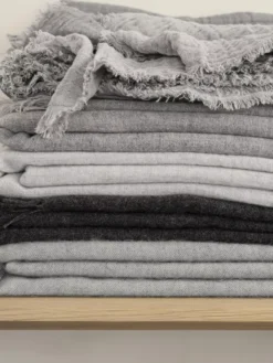 Blomus Merino Plaid 130x200 Sharkskin 37 Blomus Merino Plaid 130x200 Sharkskin -Ales Woonaccessoires Winkel x886x886 blomus merino plaid 130x20019.jpg.pagespeed.ic .hkMJcabOYC