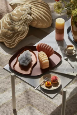 Broste Copenhagen Mie Dienblad 32x39 Aubergine -Ales Woonaccessoires Winkel x886x886 broste copenhagen seashell kussen light yellow1.jpg.pagespeed.ic .jJaXxS2mKG 1