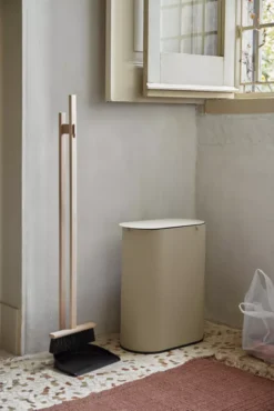 Ferm Living Enkel Bin Prullenbak 19L Cashmere -Ales Woonaccessoires Winkel x886x886 ferm living enkel bin prullenbak 19l5.jpg.pagespeed.ic .zG4UKWxf6s