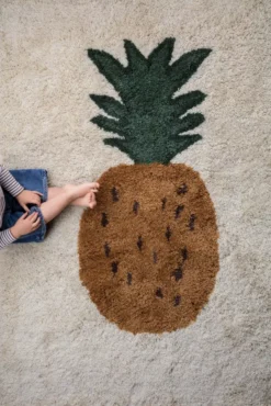Ferm Living Fruiticana Tufted Vloerkleed 120x80 Pineapple -Ales Woonaccessoires Winkel x886x886 ferm living fruiticana tufted vloerkleed 180x1204.jpg.pagespeed.ic .cr6pExeZL2 1