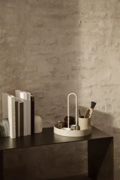 Ferm Living Grib Dienblad Olive -Ales Woonaccessoires Winkel x886x886 ferm living grib dienblad7.jpg.pagespeed.ic .lNJsnC48lS