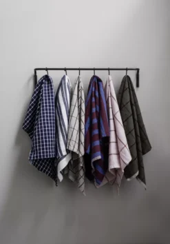 Ferm Living Hale Yarn-dyed Theedoek Peach/Spice Red -Ales Woonaccessoires Winkel x886x886 ferm living hale yarn dyed theedoek18.jpg.pagespeed.ic .HBZ6ysPErT 2