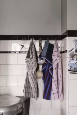 Ferm Living Hale Yarn-dyed Theedoek Sand/Black -Ales Woonaccessoires Winkel x886x886 ferm living hale yarn dyed theedoek22.jpg.pagespeed.ic .wAAuULrDoO 1