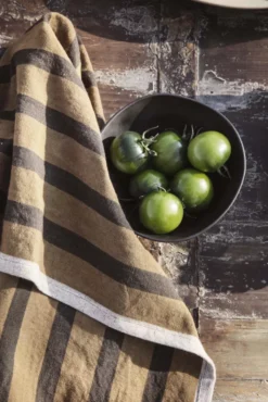 Ferm Living Hale Yarn-dyed Theedoek Sand/Black -Ales Woonaccessoires Winkel x886x886 ferm living hale yarn dyed theedoek25.jpg.pagespeed.ic .R9gghqIm5f 1