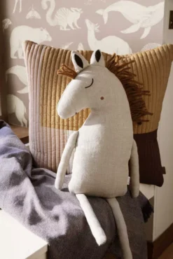 Ferm Living Safari Horse Knuffel Naturel -Ales Woonaccessoires Winkel x886x886 ferm living safari horse kussen2.jpg.pagespeed.ic .DHZLUhxcK6