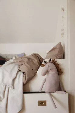 Ferm Living Safari Horse Knuffel Naturel -Ales Woonaccessoires Winkel x886x886 ferm living safari horse kussen4.jpg.pagespeed.ic .w cM7Rle P