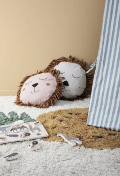 Ferm Living Safari Lion Kussen Natural -Ales Woonaccessoires Winkel x886x886 ferm living safari lion kussen2.jpg.pagespeed.ic .hAIKisj1ia