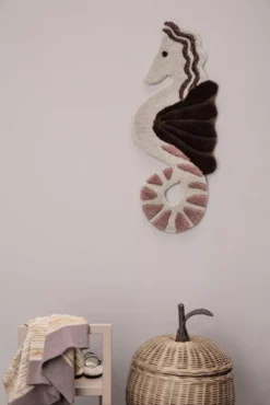 Ferm Living Apple Braided Opbergmand Small 22 Ferm Living Apple Braided Opbergmand Small -Ales Woonaccessoires Winkel x886x886 ferm living seahorse tufted wanddecoratie.jpg.pagespeed.ic .b8xjunHV6D
