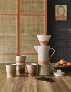 HKliving 70's Ceramic Thee Mokken Set Van 2 Oranje Beige -Ales Woonaccessoires Winkel x886x886 hkliving 70 s ceramic coffee pot filter en mokken set van 42.jpg.pagespeed.ic .OqHynnPTE9 2
