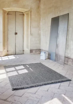 Linie Design Elmo Vloerkleed 200x300 Grijs 8 Linie Design Elmo Vloerkleed 200x300 Grijs -Ales Woonaccessoires Winkel x886x886 linie design elmo vloerkleed 140x2001.jpg.pagespeed.ic .GJb5It8 MT