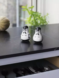 Normann Copenhagen Friends Peper- En Zoutstel 29 Normann Copenhagen Friends Peper- En Zoutstel -Ales Woonaccessoires Winkel x886x886 normann copenhagen friends peper en zoutstel10.jpg.pagespeed.ic .MepOxXhJOE