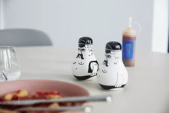 Normann Copenhagen Friends Peper- En Zoutstel 27 Normann Copenhagen Friends Peper- En Zoutstel -Ales Woonaccessoires Winkel x886x886 normann copenhagen friends peper en zoutstel8.jpg.pagespeed.ic .D3GJhJgatD