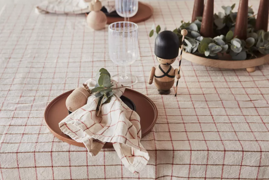 OYOY Inka Dienblad Ø30 Donker Eiken 5 OYOY Inka Dienblad Ø30 Donker Eiken - Afbeelding 3