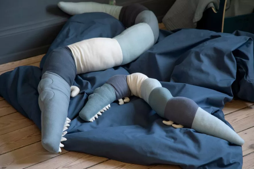 Sebra Mini Sleepy Croc Krokodil Knuffel Powder Blue 4 Sebra Mini Sleepy Croc Krokodil Knuffel Powder Blue - Afbeelding 2