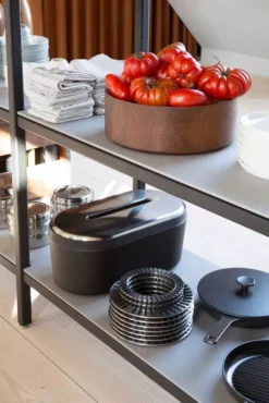 VIPP Vipp270 Broodtrommel Zwart -Ales Woonaccessoires Winkel x886x886 vipp vipp270 broodtrommel4.jpg.pagespeed.ic .zv G mGbL9