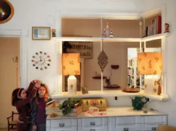 Vitra Ball Clock Klok Ø33 Naturel -Ales Woonaccessoires Winkel x886x886 vitra ball clock klok sfeer 2.jpg.pagespeed.ic .PG6wvfM js 1