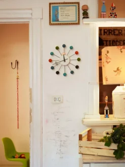 Vitra Ball Clock Klok Ø33 Multi Colour -Ales Woonaccessoires Winkel x886x886 vitra ball clock klok sfeer.jpg.pagespeed.ic .4X RwMYVuA