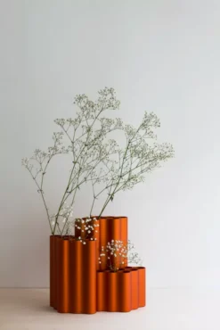 Vitra Nuage Vaas Medium Burnt Orange -Ales Woonaccessoires Winkel x886x886 vitra nuage vaas small33.jpg.pagespeed.ic .ktzh64PpdI